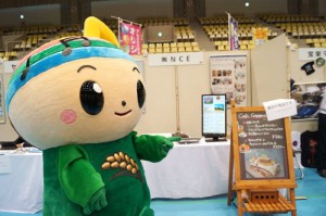 【11月16日（土）展示会2日目】郡山市のキャラクター「がくとくん」と一緒に